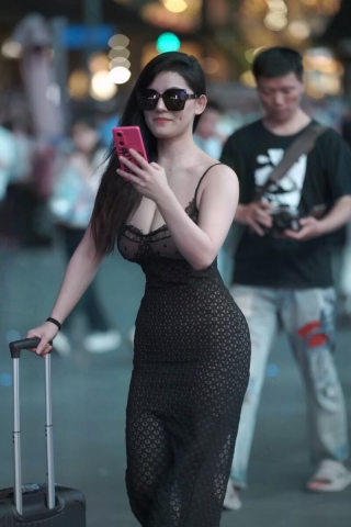 丰满的吊带长裙美女