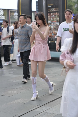 街拍粉色吊带裙小姐姐