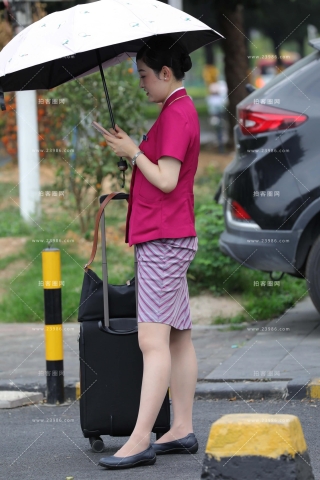 街拍上班途中的超薄丝南航空姐