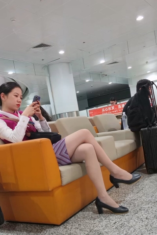 4K视频候机楼偶遇南航空姐坐姿还是那么美2分42秒