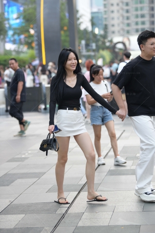 街拍穿人字拖白短裙小女友