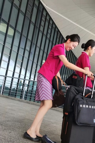 手机4k视频机场偶遇空姐下班超薄rou丝高跟