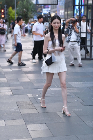 街拍骨感苗条白短裙小姐姐