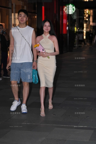 搭讪收到花花的长裙美女