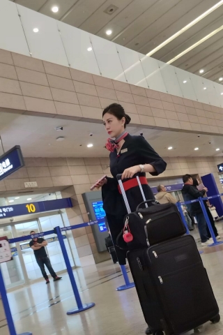 机场偶遇东航棕色丝高跟空姐下班