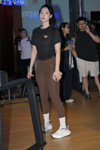 紧身美女教练