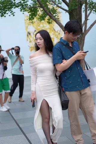 街拍白色裙黑丝女盆友