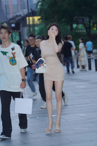 查看完整内容：街拍短裙美腿美女 【图片➕视频】 - 共18张图片