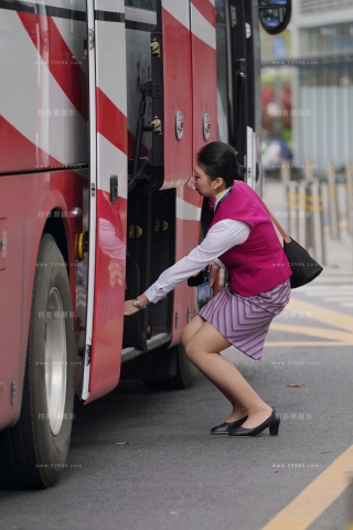 25最新空姐街拍-深入南航基地拍摄-喜欢被发现的眼神