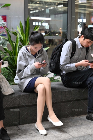 花坛边玩手机的丝腿妹纸 【图片➕视频】