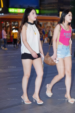 美腿凉高美眉