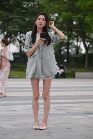 抓拍等车的美腿小姐姐