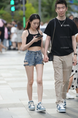 街拍夏日清凉热裤火辣女友