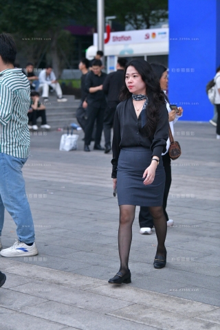 韵味的嘿丝包臀裙美眉