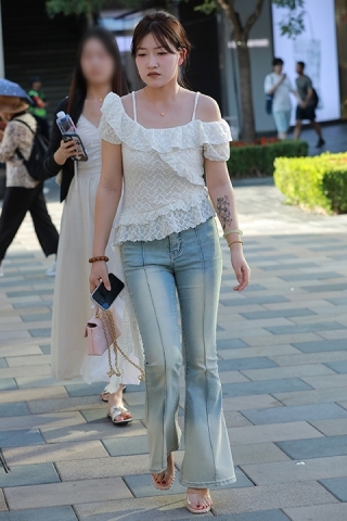 牛仔裤高跟美女