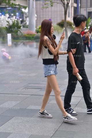 街拍库里丝热裤美眉