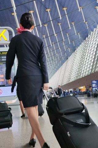 手机4k视频，东航国际乘务组超薄棕色si经典制服高跟