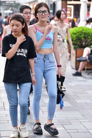 蓝牛眼镜妹