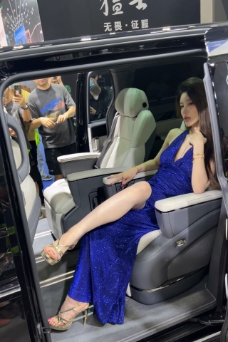 蓝裙模特--小乌苏