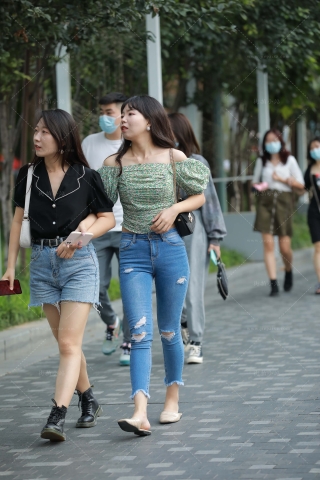 街拍紧牛美眉与闺蜜