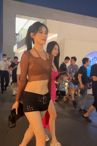 街拍黑热裤小蛮腰美眉