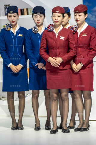 山航今年绝迹的空姐红蓝制服灰丝质感很赞