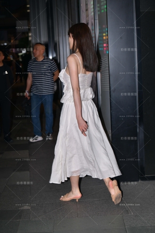 吊带白裙美zu美眉