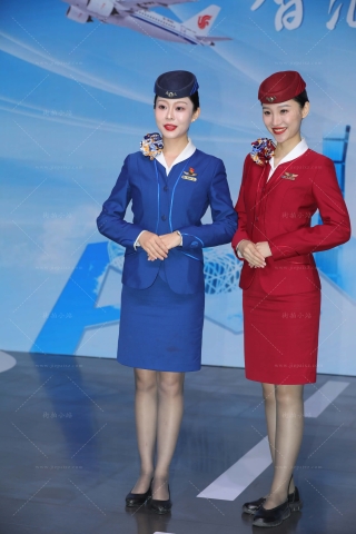 两种颜色制服的国航空姐