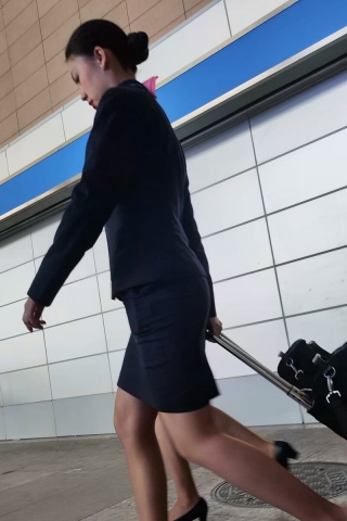 东航两位空姐下班制服经典大气浅棕色丝经典