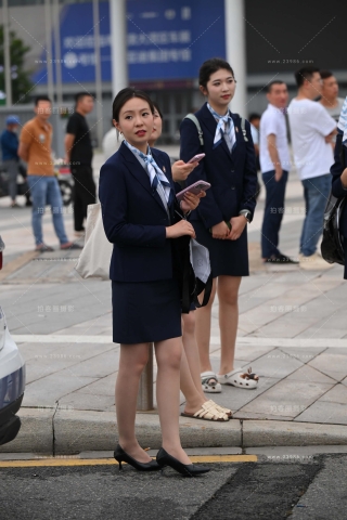 场外抓拍一波下了班的美女销售