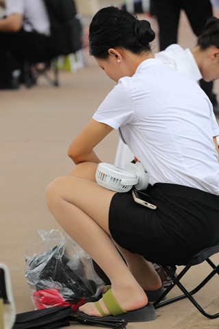 空姐面试现场小姐姐等一天肉丝踩拖鞋