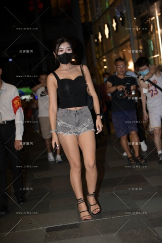 搭讪街拍大长腿热裤美女