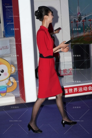 25空姐展会-西博会的川航火辣红色制服黑丝空姐