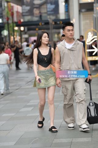 街拍清凉小女友~