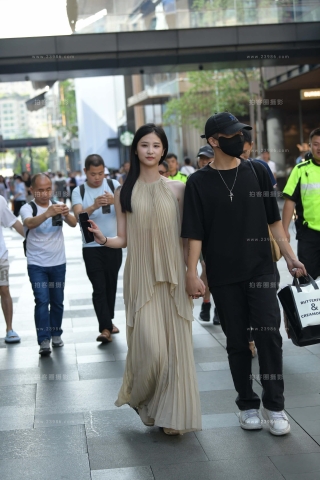 街拍露背裙白皙气质女盆友