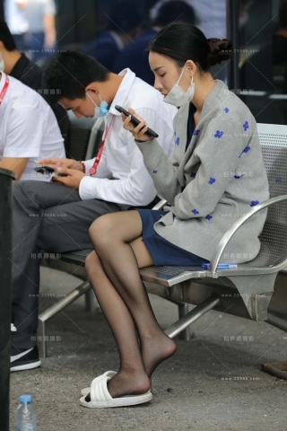 黑色丝小姐姐在看手机
