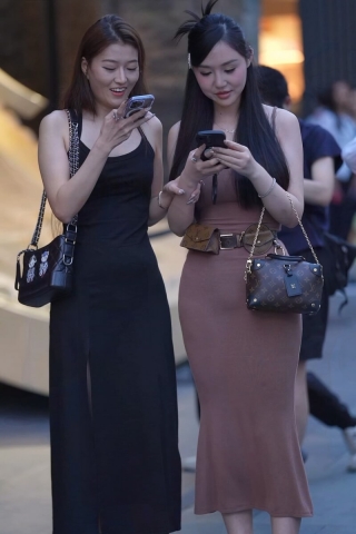 街拍棕色长裙美女