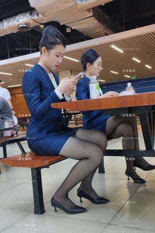 4k视频后台休息的黑丝物业案场形象身材俱佳