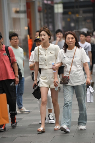 小姐姐挺漂亮