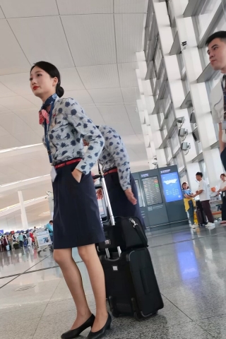 手机4k视频偶遇东航国际乘务组青花瓷制服灰丝高跟
