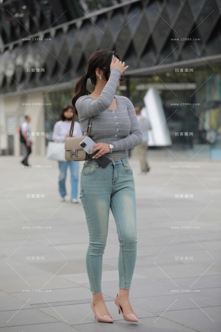 街拍韵味紧牛高跟美眉