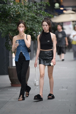 街拍苗条的皮裙小姐姐跟闺蜜