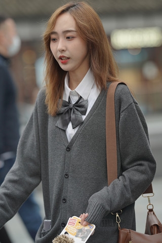 灰色针织毛衣，黑丝妹子