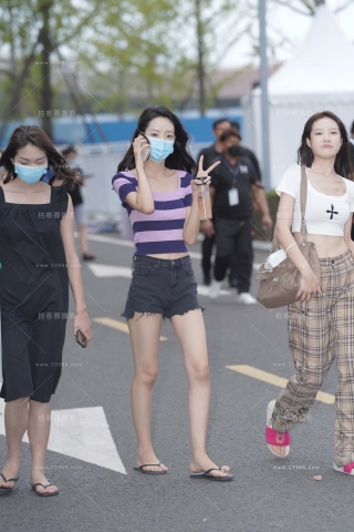 街拍打电话的人字拖小姐姐