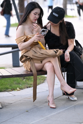 韵味低胸裙轻熟气质美妇 【图片➕视频】