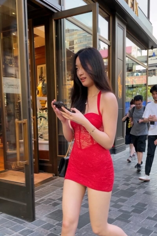 街拍红色紧致包臀裙美眉