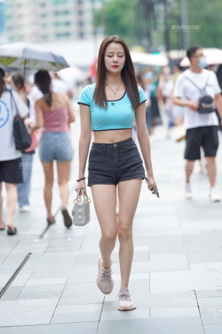 热裤美眉