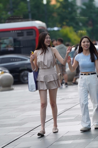 街拍超短裙美腿美眉跟闺蜜