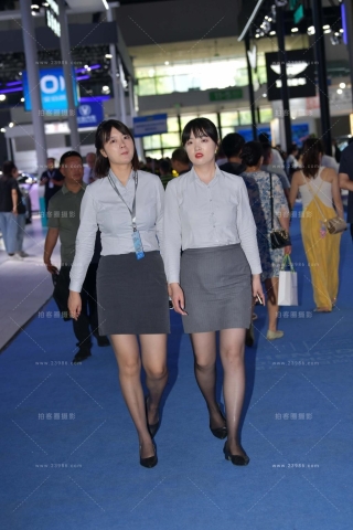 两位超薄灰丝通勤装美女