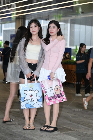 两位超薄丝女孩儿